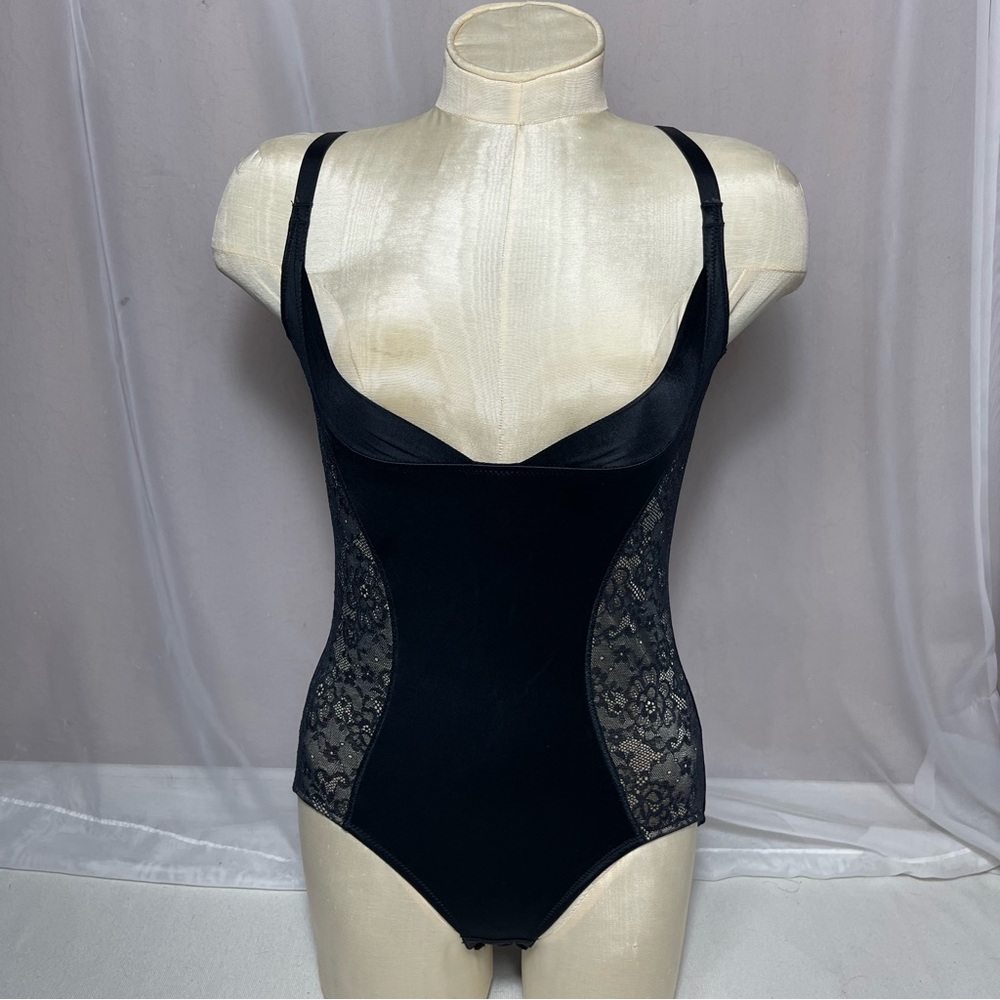 Maidenform Shapewear 
Body Briefer With Lace - Black Over Body Beige Sz M
